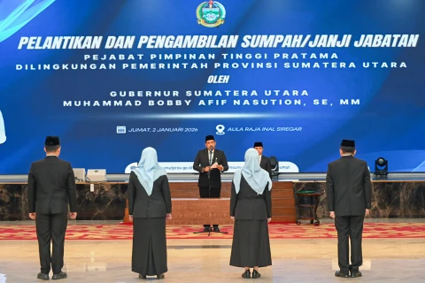 Bobby Nasution melantik 4 Pejabat Tinggi Pratama di Lingkungan Pemprov Sumut di Aula Raja Inal Siregar, lantai 2 Kantor Gubernur Sumut, Jalan Diponegoro No. 30, Medan, Jum'at (2/1/2026).