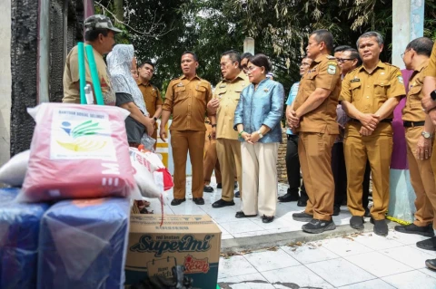 Wali Kota Wesly Silalahi dan Ny Liswati Serahkan Bantuan ke Warga Korban Kebakaran di Jalan Kasuari
