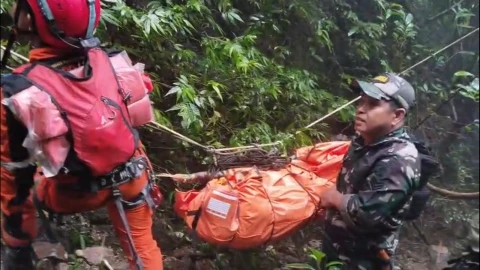 Menembus Hutan dan Tebing, Prajurit TNI Temukan 2 Korban Kecelakaan Pesawat ATR 42-500 di Gunung Bulusaraung