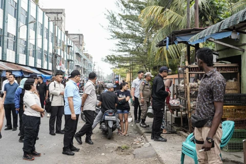 dr H Asri Ludin Tambunan meninjau gotong royong massal di Pasar III, Lubuk Pakam, sekaligus menyosialisasikan kepada para pedagang untuk tidak lagi berjualan di atas drainase atau trotoar, Jumat (30/1/2026).