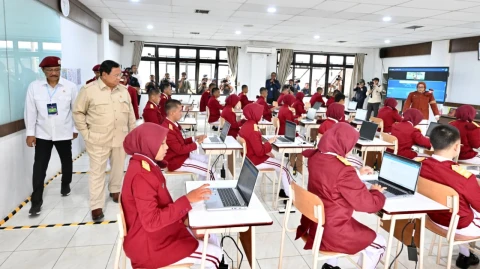 Panglima TNI Dampingi Presiden Prabowo Resmikan 166 Sekolah Rakyat