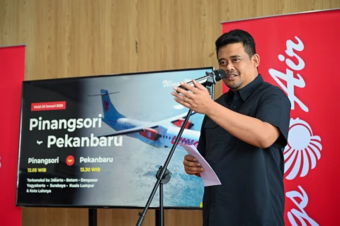Bobby Nasution meresmikan rute penerbangan baru Wings Air Pinangsori - Pekanbaru di Bandara FL Tobing, Pinangsori, Kabupaten Tapanuli Tengah, Jum'at (23/1/2026).