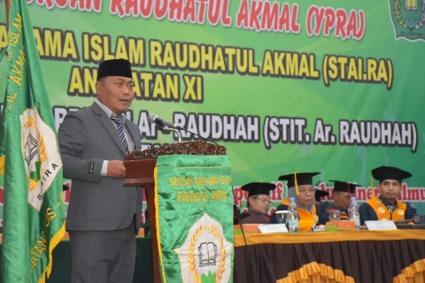 Lom Lom Suwondo SS menyampaikan orasi ilmiah pada Wisuda 305 Wisudawan dari Sekolah Tinggi Agama Islam (STAI) Raudhatul Akmal (RA) Angkatan XI dan Sekolah Tinggi Ilmu Tarbiyah (STIT) Ar-Raudhah Angkatan VII, Yayasan Perguruan Raudhatul Akmal (YPRA) di Hotel Madani, Medan, Sabtu (24/1/2026).