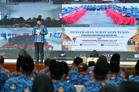 Bobby Nasution Serahkan 248 SK Penugasan Kepala Sekolah, Ingatkan Jangan Ada Pungli