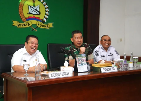 Wali Kota Wesly Silalahi Ikuti Upacara Penutupan Dikmaba Inf dan Diktuba TNI AD serta Ramah Tamah dan Video Conference Bersama Presiden Prabowo