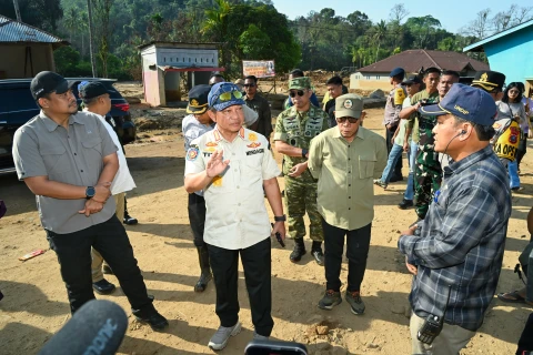 Bobby Nasution mendampingi Menteri Dalam Negeri RI yang juga Ketua  Satgas Percepatan Rehabilitasi dan Rekonstruksi Pascabencana Sumatera Tito Karnavian  meninjau normalisasi sungai pasca bencana longsor dan banjir bandang di Kelurahan Hutanabolon, Kecamatan Tukka, Kabupaten Tapanuli Tengah, Sabtu (24/1/2026).