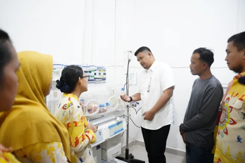 Muhammad Bobby Afif Nasution melakukan kunjungan  ke Rumah Sakit Umum Daerah (RSUD) Aek Kanopan, Kabupaten Labura, baru-baru ini