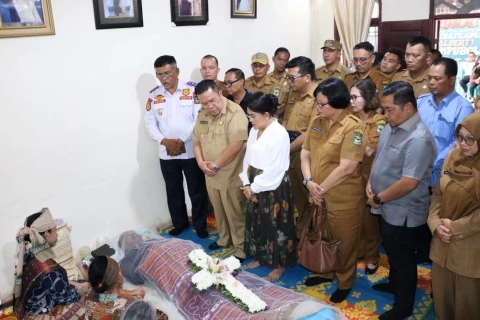 Melayat Almarhum Benny Sirait, Wali Kota Siantar Wesly Silalahi dan Ny Liswati Sampaikan Turut Berduka Cita