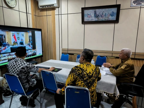 Surya memimpin Rapat Pembahasan Rancangan Perubahan Peraturan Daerah (Perda) Nomor 1 Tahun 2024 tentang Pajak Daerah dan Retribusi Daerah di Kantor Badan Penghubung Daerah, Jalan Jambu, Jakarta, Senin (26/1/2026).