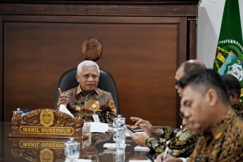 Surya didampingi beberapa Pimpinan OPD Sumut, mengikuti zoom meeting Rapat Koordinasi (Rakor) dalam rangka Pengecekan Indikator Pemulihan Pemerintahan dan Kemasyarakatan  Pascabencana di Wilayah Sumatera Utara bersama Menteri Dalam Negeri (Mendagri) Tito Karnavian di Ruang Kerja Wakil Gubernur Kantor Gubernur Sumut, Jalan Diponegoro Nomor 30 Medan, Jumat (9/1/2026).