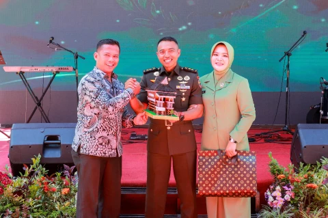 Lepas Sambut Danyonif 122/TS, Wali Kota Wesly Silalahi Beri Cenderamata Miniatur Rumah Adat Simalungun: Selamat Datang dan Selamat Bertugas