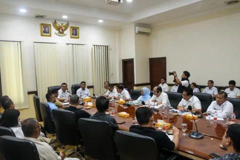 dr H Asri Ludin Tambunan dan Wakil Bupati, Lom Lom Suwondo SS, melakukan pertemuan dengan pihak Methodist, Universitas Negeri Medan (Unimed), CitraLand, dan Jewel Garden di Ruang Rapat, Lantai II, Kantor Bupati Deli Serdang, Rabu (7/1/2026).