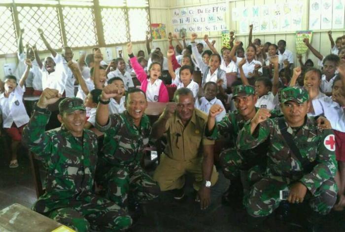 Satgaskes TNI Beri Penyuluhan Kesehatan Gigi Bagi Siswa-Siswi SD Syuru