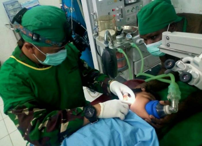Satgaskes TNI Lakukan Operasi Pengambilan Biji Jeruk di Telinga