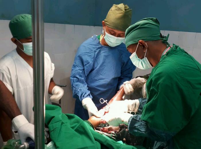 Satgaskes TNI Lakukan Operasi Debridement Terhadap Seorang Anak