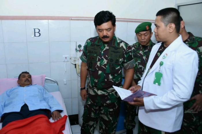 Marsekal TNI Hadi Tjahjanto, S.I.P. didamping Ketum Dharma Pertiwi Ibu Nanny Hadi Tjahjanto beserta Pejabat Teras Mabes TNI, menyempatkan diri mengunjungi Rumah Sakit Tk. II dr. Soepraoen, Malang