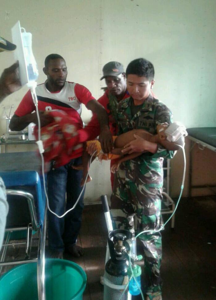 Tim Satgaskes TNI berhasil menyelamatkan nyawa seorang anak yang mengalami kejang terus-menerus sepanjang malam.