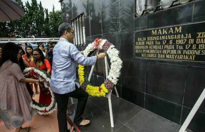 Sihar Sitorus dan keluarga ziarah ke makam pahlawan Sisingamangaraja XII
