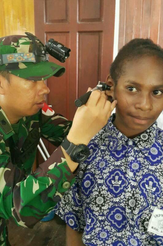Satgaskes TNI Lakukan Screening Radang Telinga Siswa SMPN 2 Agats