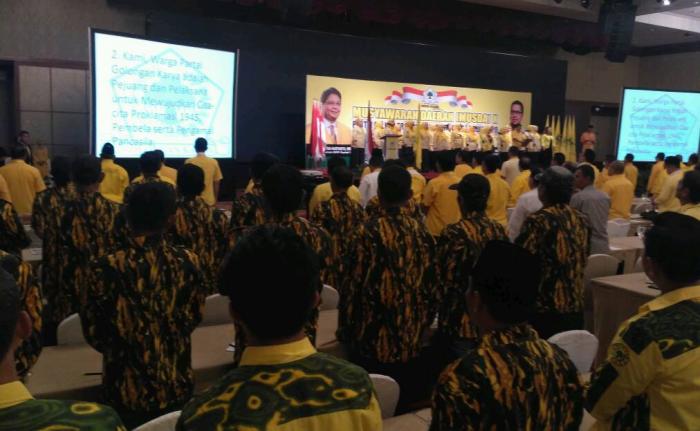 Penampilan paduan suara kelompok ibu partai Golkar saat pembukaan Musda Ke-X Partai Golkar Sumut, Senin (24/2).