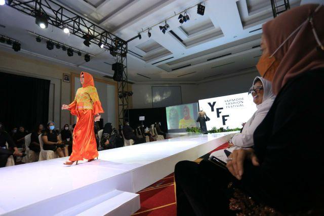 Wakil Ketua I Tim Penggerak Pemberdayaan Kesejahteraan Keluarga (TP PKK) Sumatera Utara (Sumut) Sri Ayu Mihari menghadiri dan sekaligus membuka secara resmi Yapmode Fashion Festival 2021 di Tiara Convention Hall Medan, Sabtu (20/2). &nbsp;