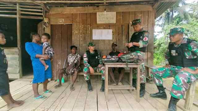 Pelayanan Kesehatan Door to Door Satgas Yonif 126/KC Kepada Warga Papua