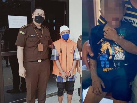 Tersangka saat diserahkan ke Jaksa