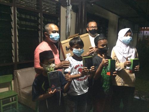 Laksamana Putra Siregar saat menyerahkan bantuan Wali Kota Medan, Jumat (25/2) malam.