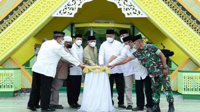 Bupati Asahan, Wakil Bupati Asahan, Sekretaris Daerah Kabupaten Asahan dan tamu undangan menekan tombol sirine menandakan MTQN ke-53 Tingkat Kabupaten Asahan Tahun 2022 resmi dibuka