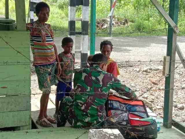 Satgas Yonif 126/KC Berikan Pelayanan Kesehatan Secara Cuma-Cuma Kepada Warga Perbatasan