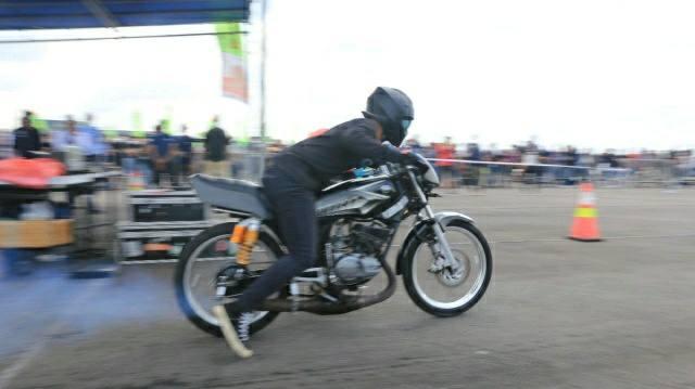 Drag Race Bike yang diadakan oleh BlaBlaBla Motor Sport di Sirkuit Non Permanen Lanud Soewondo, Medan, Minggu (13/2).