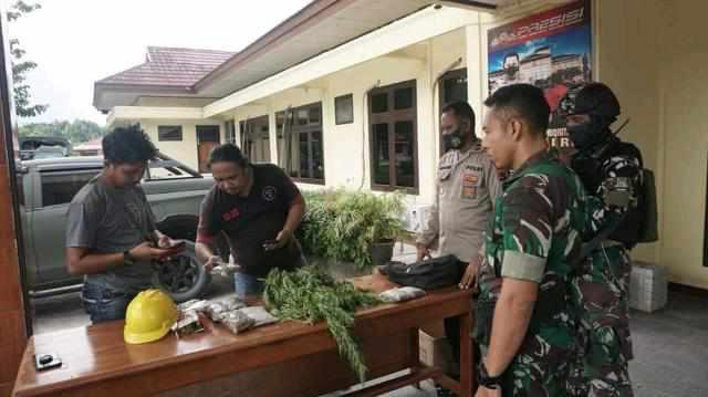Prajurit TNI saat barang bukti tersebut diserahkan kepada Polres Keerom 