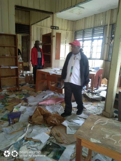 Kepala Dinas Pendidikan Intan Jaya saat meninjau sekolah di Sugapa