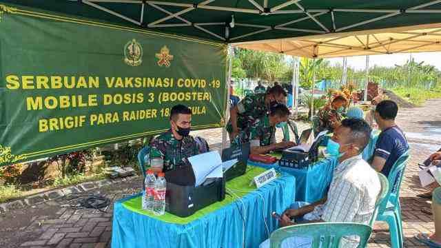 Ratusan warga dengan penuh antusias mengikuti vaksinasi yang digelar Yonif PR 502/UY