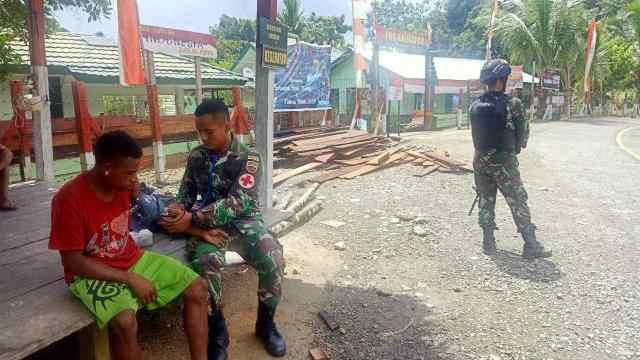 Hadir di Tengah Kesulitan Masyarakat, Satgas Yonif 126/KC Obati Warga di Perbatasan