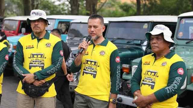 Musa Rajekshah melepas tour Toyota Land Cruiser Indonesia (TLCI) Chapter Medan di Rumah Dinas Sekda Kabupaten Sergai, di Kota Tebingtinggi, Sabtu (12/2).