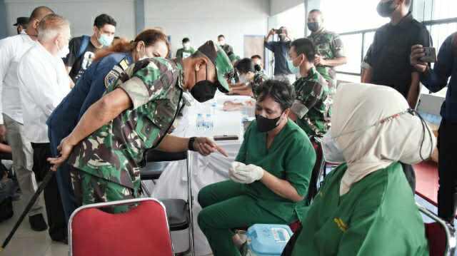 Kodam XVI/Pattimura Serbuan Vaksin di Pelabuhan Ambon