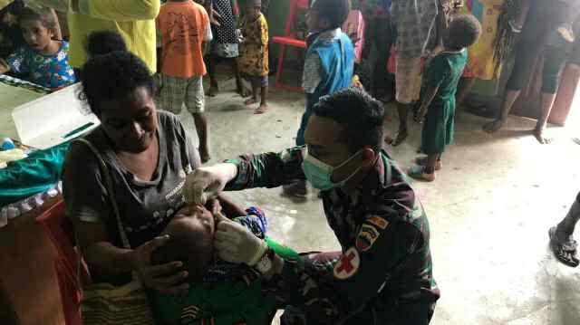 Satgas Yonif 126/KC Bantu Layanan Posyandu Di Perbatasan