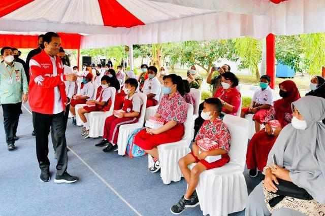 Kunjungi Kota Palu, Jokowi Tinjau Pelaksanaan Vaksinasi