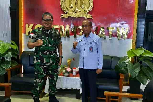 Brigjen TNI E. Reza Pahlevi saat menerima kunjungan kerja Kepala Lembaga Penyiaran Publik (LPP) RRI Merauke Aser Paskah Rihi Tugu