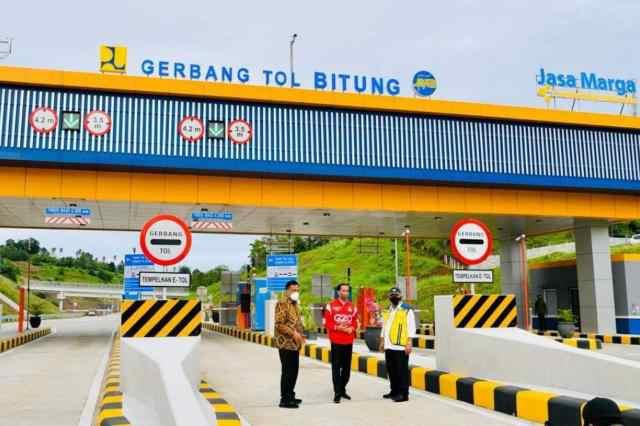 Presiden Jokowi saat meresmikan Tol Manado-Bitung