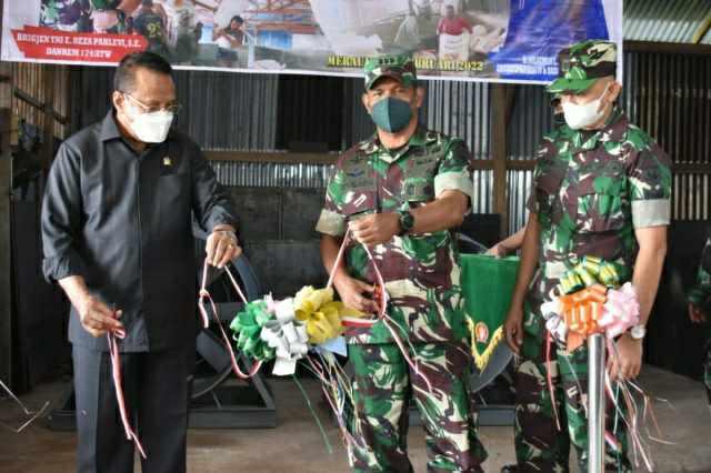 Pemotongan pita peresmian Bengkel Alat Mesin Pertanian dan Alat Pengering Padi 
