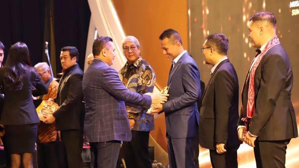 Musa Rajekshah terima penghargaan sebagai Indonesian Motorsport Achievement pada ajang Ikatan Motor Indonesia (IMI) Award 2021-2022 di Golden Ballroom Hotel Sultan, Jakarta, Sabtu malam (18/2).
