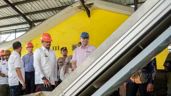Wali Kota Medan saat mendampingi Dubes Belanda meninjau TPA Terjun, beberapa waktu lalu