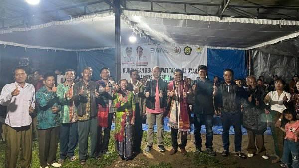 Manejer UP3 PLN Sibolga, Darwin Simanjuntak (Menggunakan Ulos Batak) didampingi Bupati Taput, Nikson Nababan (Baju Merah) bersama masyarakat Desa usai meresmikan jaringan listrik di Desa Hutajulu Parbalik