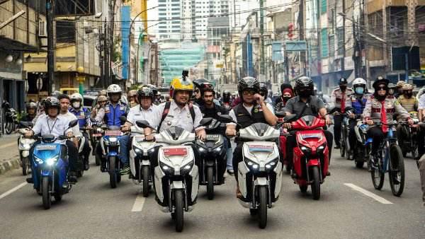 Gubernur Jawa Barat dan Wali Kota Medan sosialisasi motor listrik 