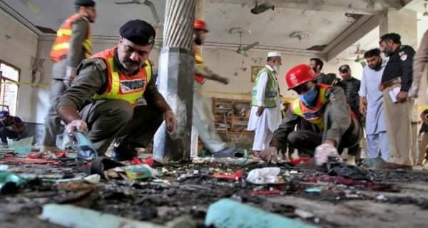 Aparat kepolisian melakukan olah TKP di masjid pasca kejadian bom bunuh diri 