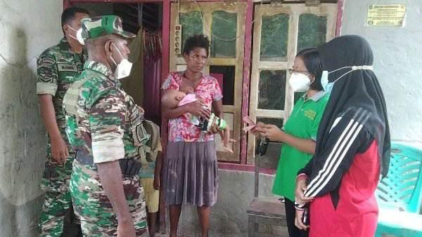 Peduli Dengan Anak Stunting, Danramil 1710-07/Mapurujaya Kunjungi Sekaligus Beri Bantuan Sembako