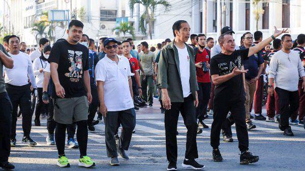 Presiden Jokowi, Gubernur dan Wali Kota Medan di CFD seputaran lapangan Merdeka 