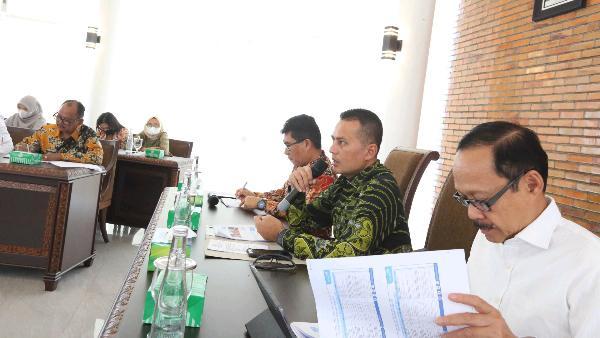 Musa Rajekshah memimpin Rapat Persiapan Ambassador Goes to Kampung KB di Ruang Rapat Kantor Wagub, Lantai 9 Kantor Gubernur Sumut, Medan, Selasa (21/2).&nbsp;